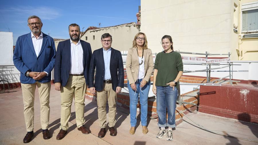 El delegado de Políticas de Vivienda y presidente de EMVS Madrid, Álvaro González, acompañado del concejal de Centro, Carlos Segura, visita las obras de rehabilitación en Churruca, 27