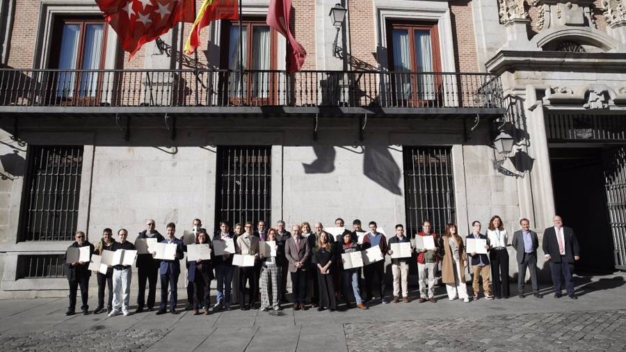 El Ayuntamiento de Madrid ha entregado hoy los títulos a la segunda promoción (2022) de funcionarios de carrera con discapacidad intelectual que se incorporan al Consistorio madrileño