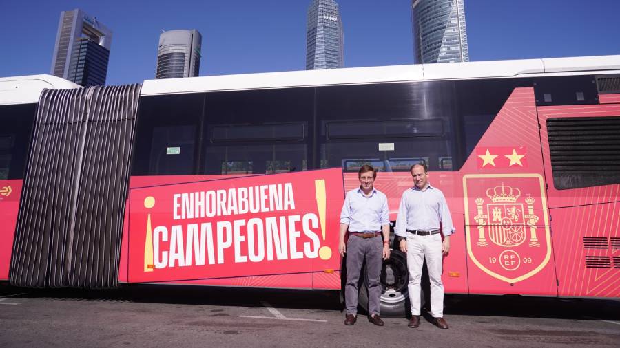 El alcalde, José Luis Martínez-Almeida, acompañado del delegado de Urbanismo, Medio Ambiente y Movilidad, Borja Carabante, coloca la segunda estrella al escudo de la selección en un autobús vinilado de EMT Madrid