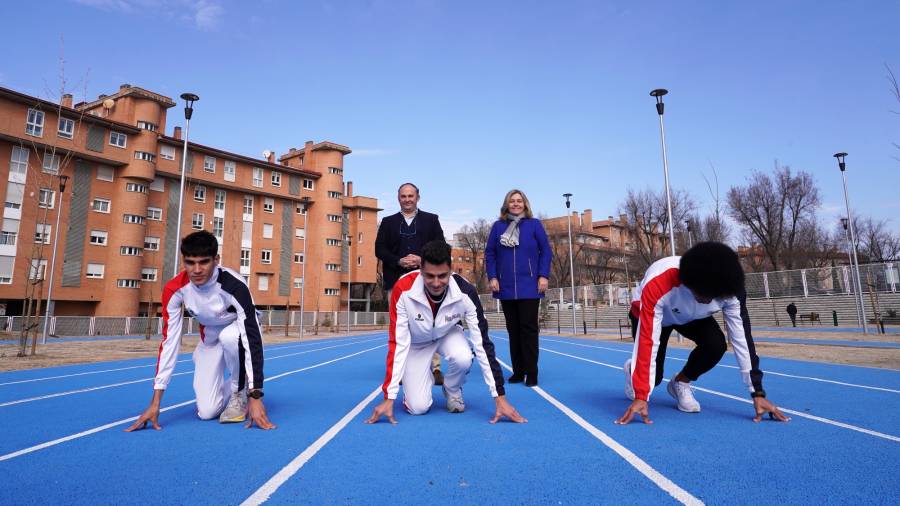 La vicealcaldesa de Madrid, Inma Sanz, visita la nueva Instalación Deportiva Básica Brujas Atletismo y su aparcamiento anexo junto al concejal del distrito, Nacho Pezuela