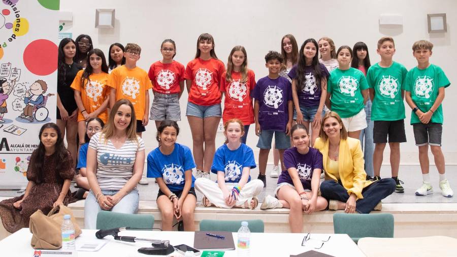 La alcaldesa, Judith Piquet, Y la concejal de Familia, Infancia y Juventud, Pilar Cruz, junto a los participantes en una nueva sesión del Consejo Municipal de Infancia en el salón de actos de la Junta Municipal del Distrito II
