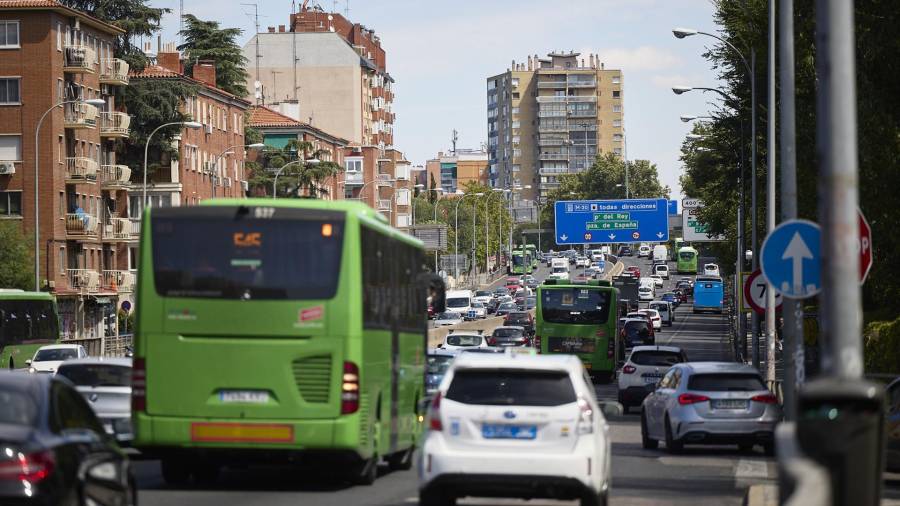 Decenas de coches en la A-5