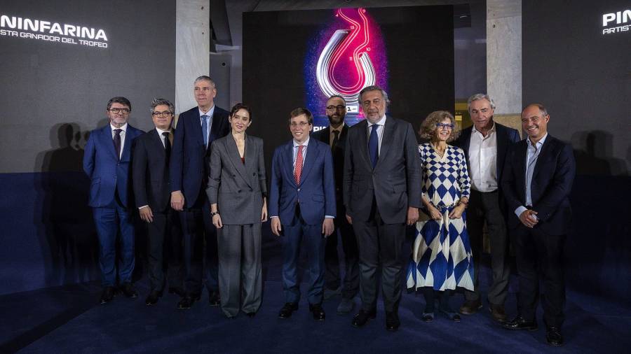La presidenta de la Comunidad, Isabel Díaz Ayuso, y el alcalde de la capital, José Luis Martínez-Almeida, junto a otras autoridades, así como los participantes del concurso para elegir trofeo de ‘Madring’