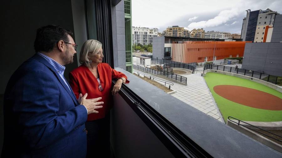 La delegada de Obras y Equipamientos, Paloma García Romero, junto al concejal de Villa de Vallecas, Carlos González Pereira, visita la nueva Casa Familias del Ensanche de Vallecas tras finalizar sus obras