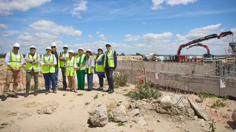La delegada de Obras y Equipamientos, Paloma García Romero, acompañada de la concejala de San Blas-Canillejas, Almudena Maíllo, visita los trabajos