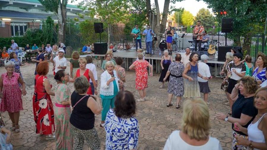Imagen de archivo de los bailes de mayores en el municipio