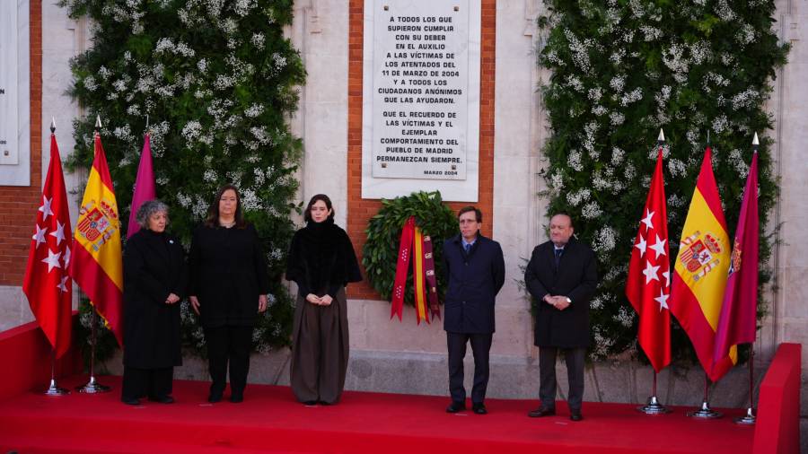 La presidenta regional, Isabel Díaz Ayuso, y el alcalde de la capital, José Luis Martínez-Almeida, ante la placa situada en la fachada de la Real Casa de Correos en el acto institucional en homenaje a las víctimas del 11-M