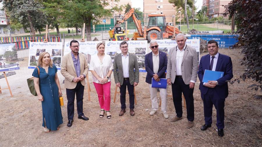 La vicealcaldesa de Madrid, Inma Sanz, junto al delegado de Políticas de Vivienda y presidente de la EMVS Madrid, Álvaro González, y el concejal de Villa de Vallecas, Carlos González, visita las obras de la Colonia Urpisa, en el marco del Plan Regenera Madrid