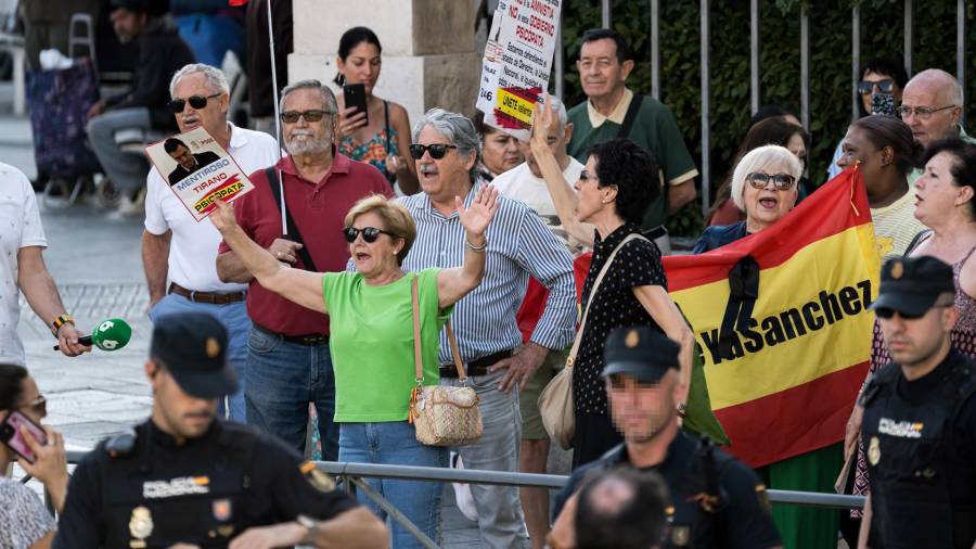 Varias personas se concentran para protestar contra el presidente del Gobierno antes de que su mujer, Begoña Gómez, llegue a declarar como investigada, en los juzgados de Plaza de Castilla