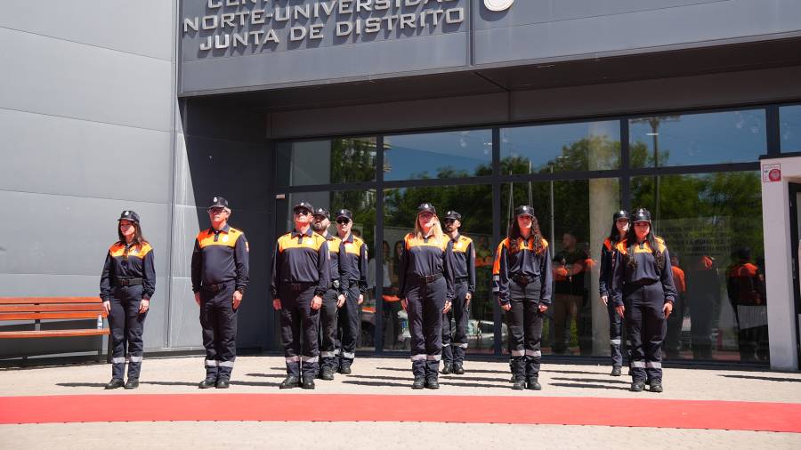 Voluntarios de Protección Civil en el edificio de la Junta de Distrito Norte-Universidad