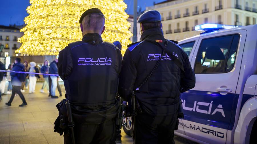 Foto de archivo de policía municipal en la Puerta del Sol. Navidad 2023.