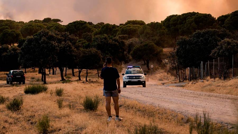 Un vehículo de la Guardia Civil vigila la evolución del fuego en San Martín de Valdeiglesias