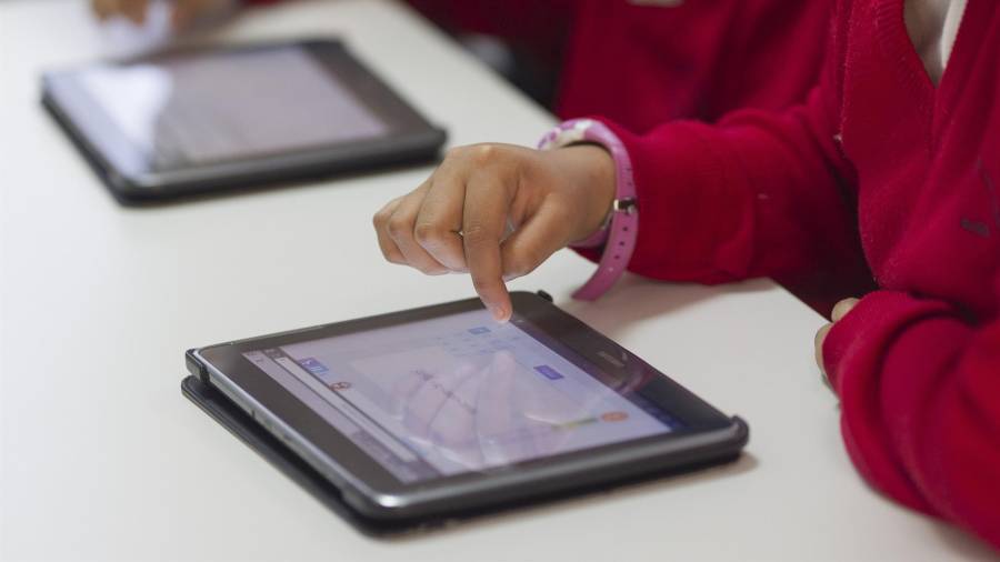 La enseñanza en un colegio con dispositivos electrónicos