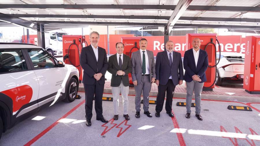El delegado de Urbanismo, Medio Ambiente y Movilidad, Borja Carabante, acompañado por el concejal del distrito, Ángel Ramos, y responsables de Acciona Energía, inaugura la electrolinera pública más grande de la capital en Vicálvaro