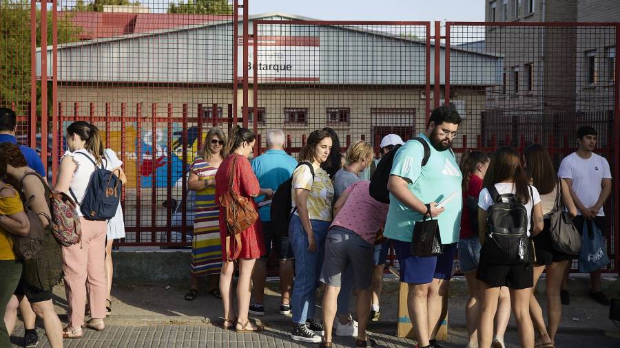 Varios opositores llegan para realizar pruebas para docentes, al IES Butarque