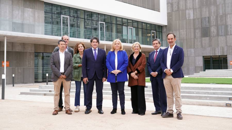 La vicealcaldesa de Madrid, Inma Sanz, acompañada de la delegada de Obras y Equipamientos, Paloma García Romero, y del concejal de Hortaleza, David Pérez, durante su visita al nuevo centro cultural que el Ayuntamiento ha cons