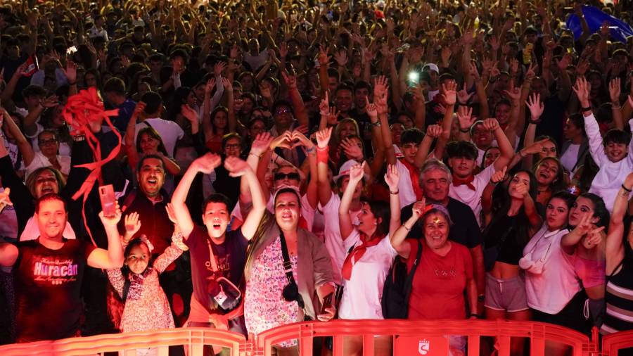 Personas de todas las edades disfrutan de los conciertos del municipio