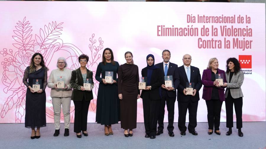 La consejera de Familia, Juventud y Asuntos Sociales, Ana Dávila, posa con los premiados por el Ejecutivo autonómico en el Día Internacional de la Eliminación de la Violencia contra la Mujer