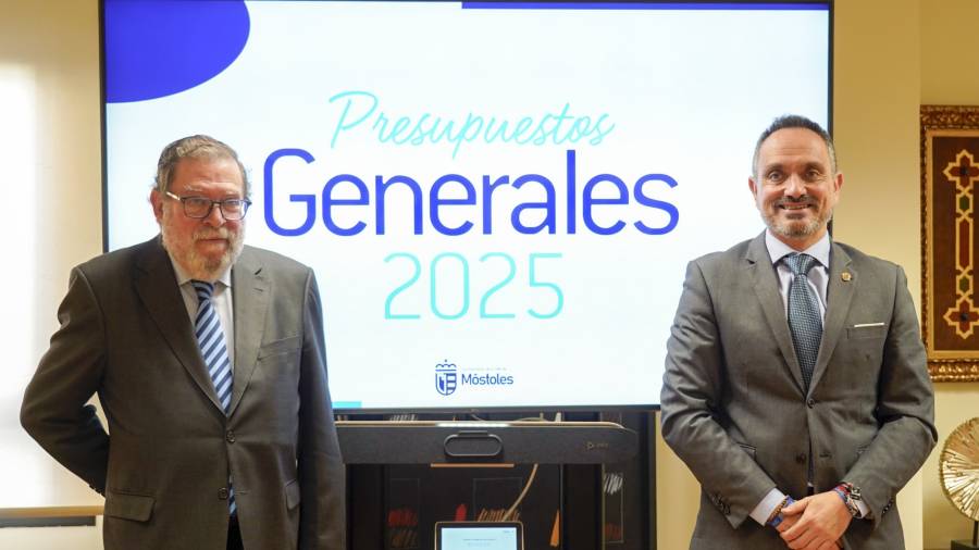 El concejal de Hacienda, Presidencia y Recursos Humanos, Alberto Rodríguez de Rivera, y el alcalde de Móstoles, Manuel Bautista, presentan los Presupuestos Generales 2025