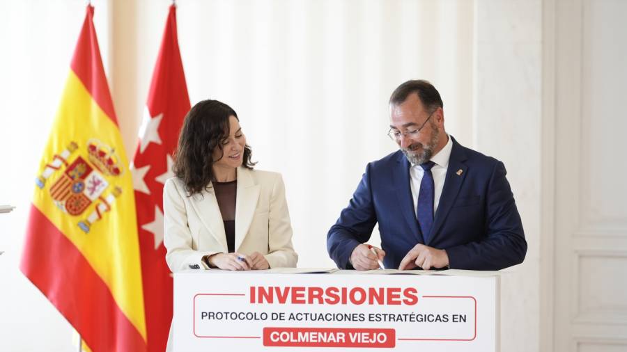 La presidenta de la Comunidad de Madrid, Isabel Díaz Ayuso, firma en la Real Casa de Correos con el alcalde de Colmenar Viejo, Carlos Blázquez, un protocolo general de actuación para la promoción de proyectos en el municipio