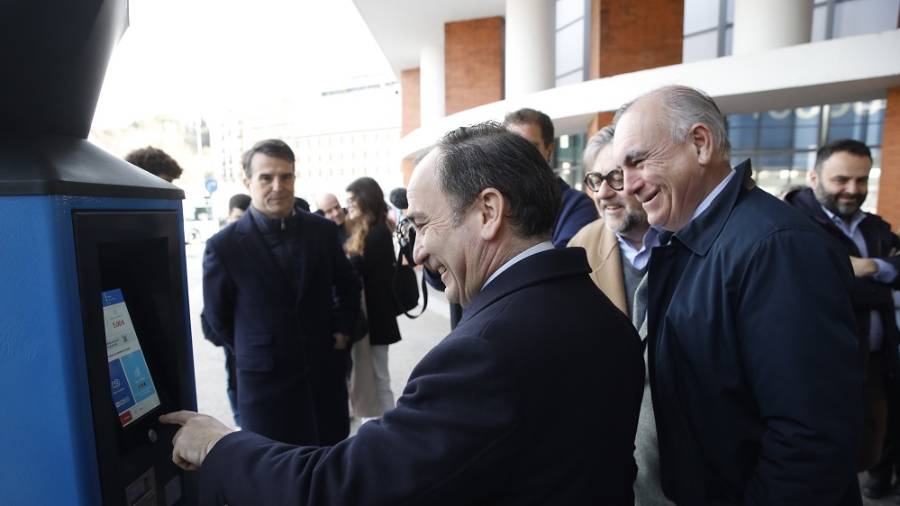 El delegado de Urbanismo, Medio Ambiente y Movilidad, Borja Carabante, prueba uno de los cuatro tótems que la Empresa Municipal de Transportes de Madrid (EMT Madrid) ha puesto en marcha para la venta de billetes en la línea Exprés Aeropuerto