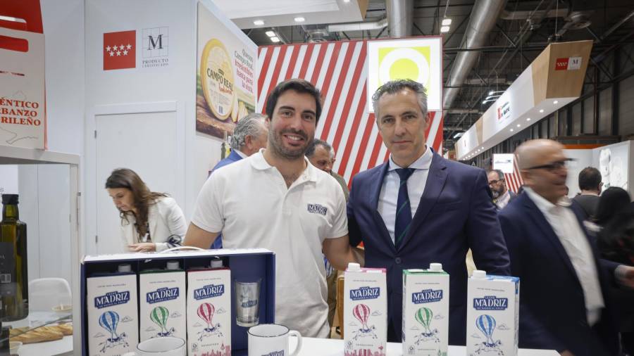 El consejero Carlos Novillo, junto a Álvaro Peironcely, de Leche Madriz