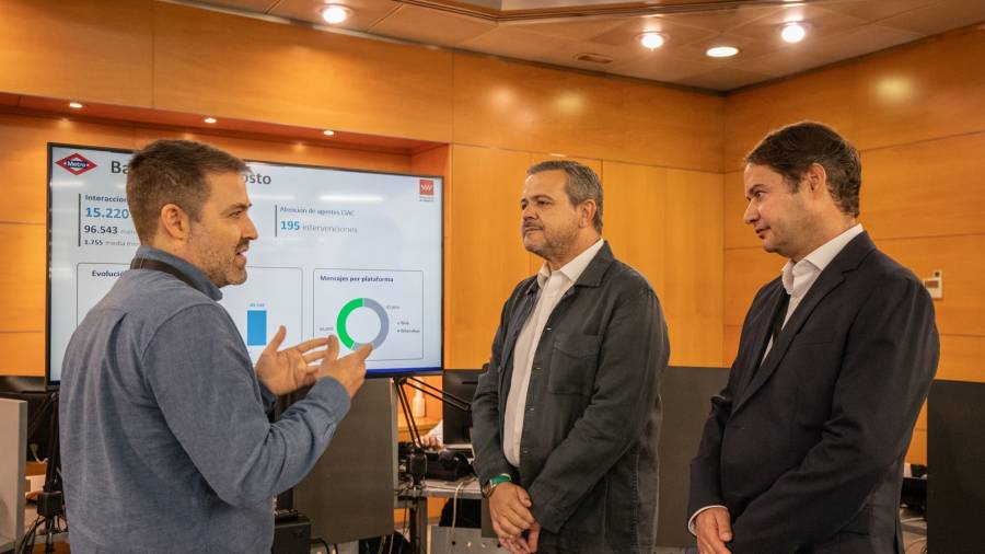 El consejero de Vivienda, Transportes e Infraestructuras, Jorge Rodrigo, tras su visita al Centro Interactivo de Atención al Cliente (CIAC) en la estación de Alto del Arenal (Línea 1)