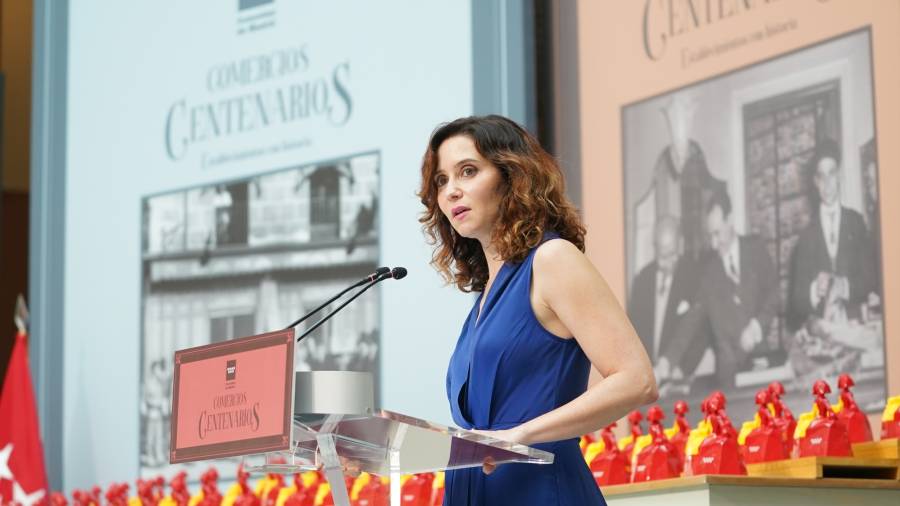 La presidenta de la Comunidad de Madrid, Isabel Díaz Ayuso, homenajea a los comercios centenarios de la región con una pequeña menina