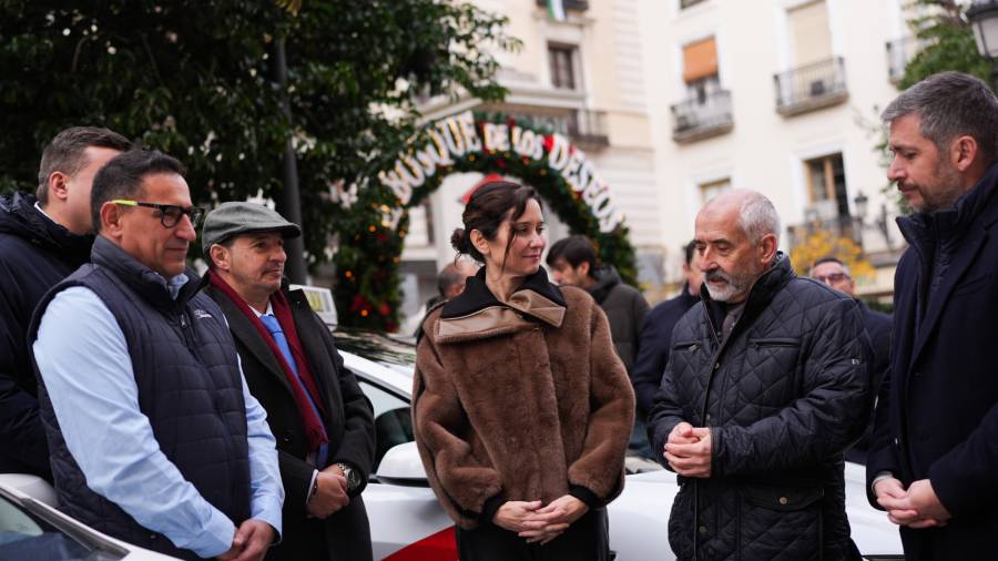 La presidenta de la Comunidad de Madrid, Isabel Díaz Ayuso, felicita la Navidad a los profesionales del taxi