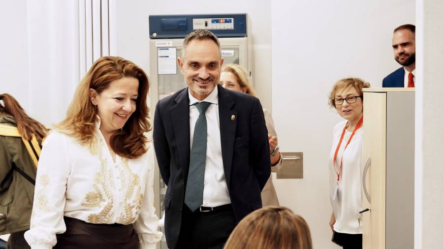La consejera de Sanidad de la Comunidad de Madrid, Fátima Matute, y el alcalde del municipio, Manuel Bautista, visitan el Centro de Salud Enfermera Carmen Vázquez