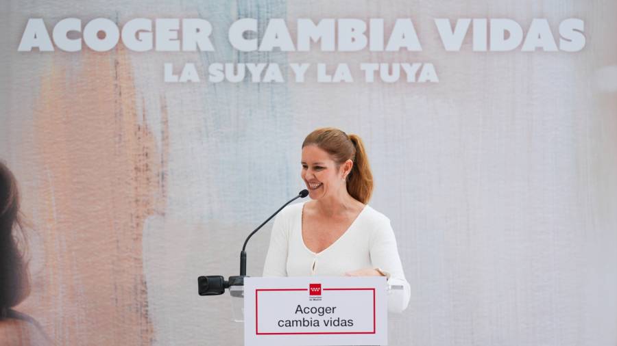 La consejera de Familia, Juventud y Asuntos Sociales, Ana Dávila, presenta la nueva campaña informativa de fomento del acogimiento familiar