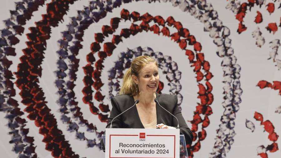 La consejera de Familia, Juventud y Asuntos Sociales, Ana Dávila, en la entrega de premios de los Reconocimientos al Voluntariado 2024, el 14 de enero de 2025, en Madrid