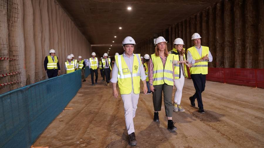 El delegado de Urbanismo, Medio Ambiente y Movilidad, Borja Carabante, y el concejal del distrito de Latina, Alberto González, durante la visita al túnel de la A-5