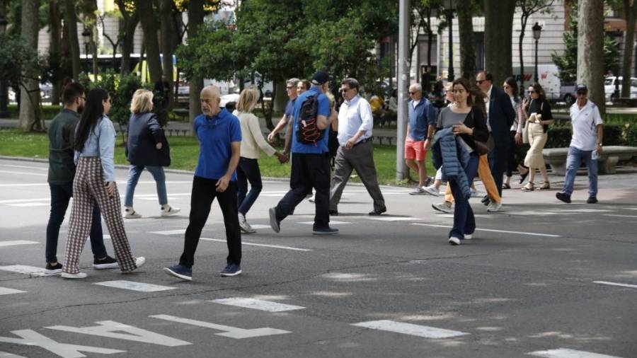 Personas cruzando por el Paseo del Prado