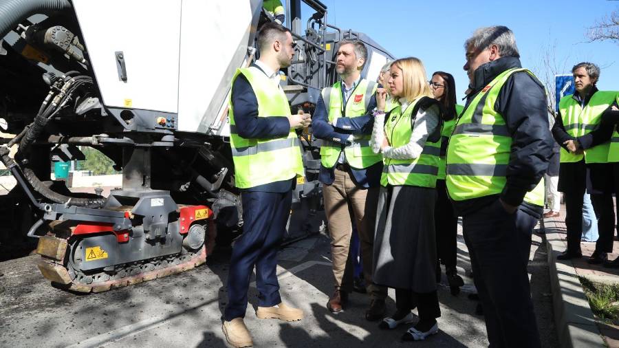 El consejero de Presidencia, Justicia y Administración Local, Miguel Ángel García Martín, y la alcaldesa de Alcobendas, Rocío García Martín, en la presentación de la segunda fase del plan de asfaltado del municipio