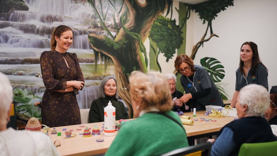 La consejera de Familia, Juventud y Asuntos Sociales, Ana Dávila, visita uno de los talleres del programa regional ‘Ciencia en Residencia’