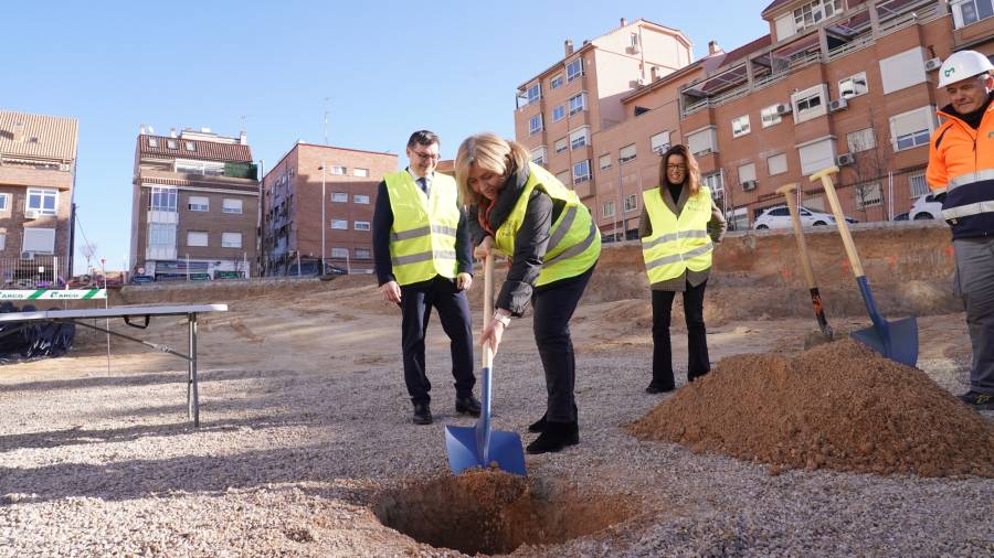 La vicealcaldesa, Inma Sanz, acompañada del delegado de Políticas de Vivienda y presidente de EMVS Madrid, Álvaro González, y de la concejala de Tetuán, Paula Gómez-Angulo, coloca la primera piedra de la nueva promoción de EMVS Madrid en Tetuán