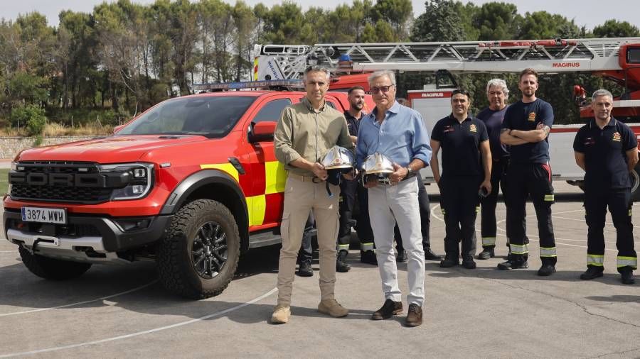 Novillo asiste a la demostración de conducción segura de Carlos Sainz con uno de los nuevos todoterrenos del Cuerpo de Bomberos