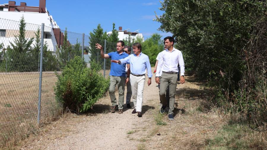 El alcalde de Tres Cantos, Jesús Moreno, visitando la zona de Soto de Viñuelas durante la presentación del Plan Municipal de Prevención de Incendios