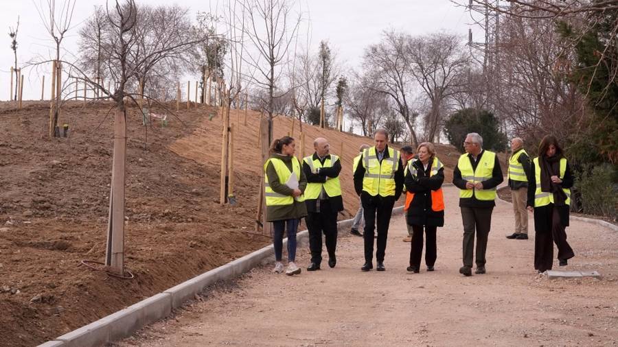 La delegada de Obras y Equipamientos, Paloma García Romero, junto con el concejal de Carabanchel, Carlos Izquierdo, visita las obras de reurbanización del parque lineal Manolito Gafotas