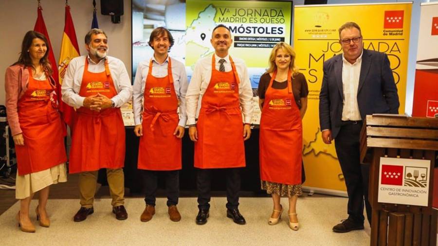 El alcalde, Manuel Bautista, durante la presentación del Mercado del Queso de Madrid