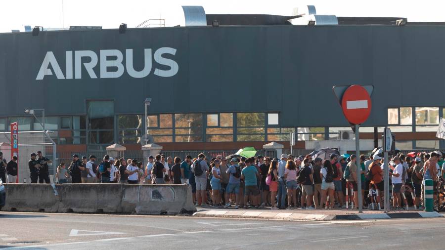 Trabajadores de Airbus se concentran a las puertas de la sede de Getafe, a 1 de septiembre de 2026, en Getafe, Madrid (España).