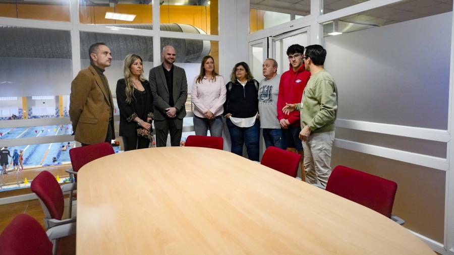 El alcalde, Manuel Bautista, visita las nuevas instalaciones de la piscina municipal Las Cumbres para conocer de primera mano el resultado de la actuación