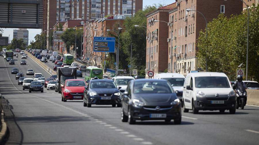 Varios coches circulan en la A-5