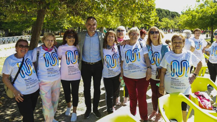 El alcalde de Móstoles, Manuel Bautista, junto a vecinas del municipio con la camiseta de la candidatura a Ciudad Europea del Deporte 2026