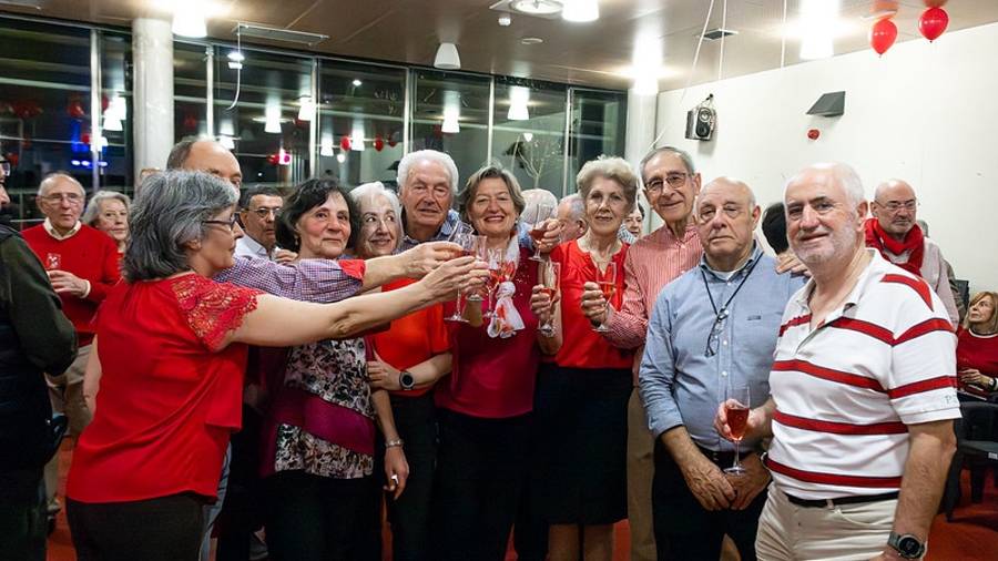 Un grupo de personas brinda en las Jornadas del Mayor