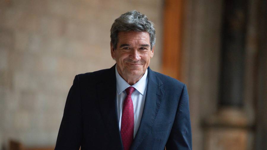 El ministro para la Transformación Digital y de la Función Pública, José Luis Escrivá, a su llegada a una reunión, en el Palau de la Generalitat, a 4 de septiembre de 2024, en Barcelona