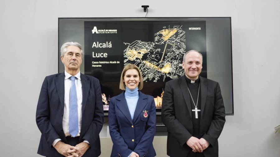 La alcaldesa, Judith Piquet, junto al rector de la Universidad de Alcalá, José Vicente Saz, y el obispo de la Diócesis de Alcalá, Antonio Prieto, en la presentación de ‘Alcalá Luce’ en el 27º aniversario de la declaración de la ciudad como Patrimonio de la Humanidad por la Unesco