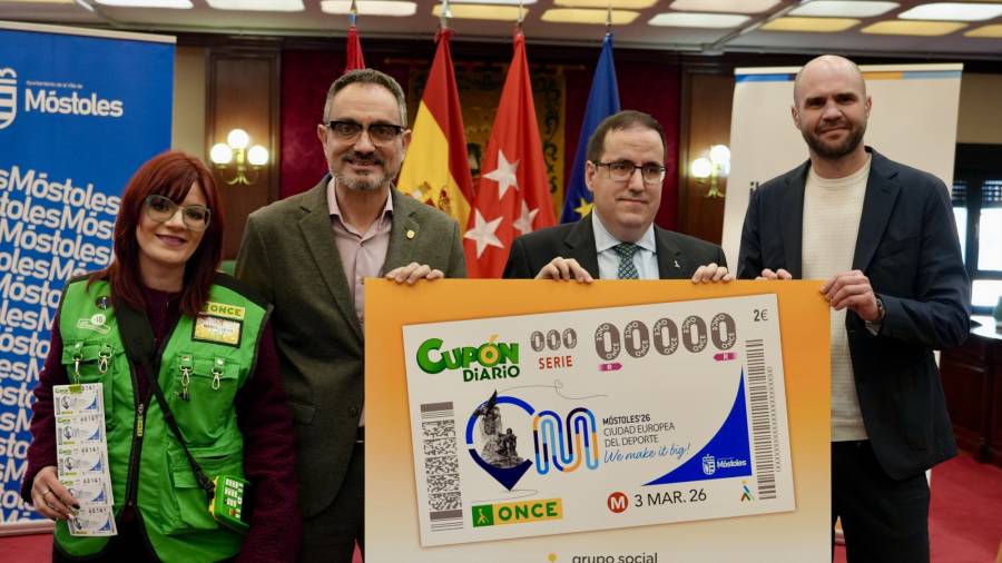 El alcalde de Móstoles, Manuel Bautista, el director de la agencia de la ONCE en Móstoles, David Mahíllo, y el concejal de Deportes y Sanidad, Ángel Álvarez, en la presentación del cupón