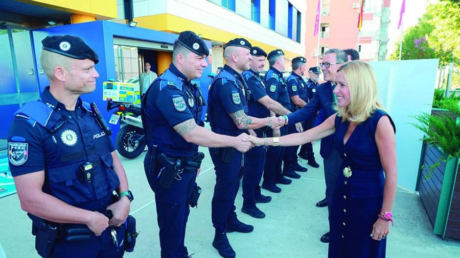 La alcaldesa de Alcobendas, Rocío García Alcántara, saluda a los agentes de la Policía Local